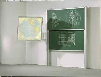 Vario independently movable double-sided board